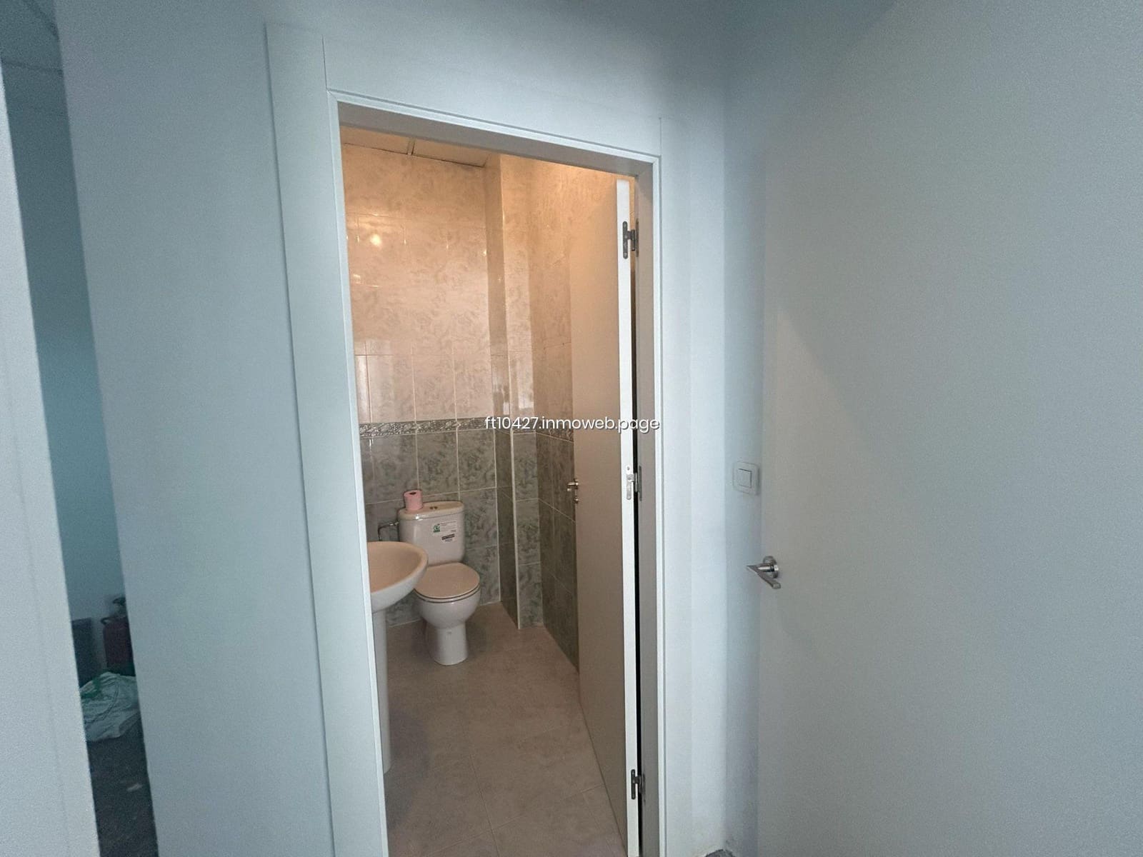 Commercial for rent in Guadix - € 300 (Ref: 9548889)