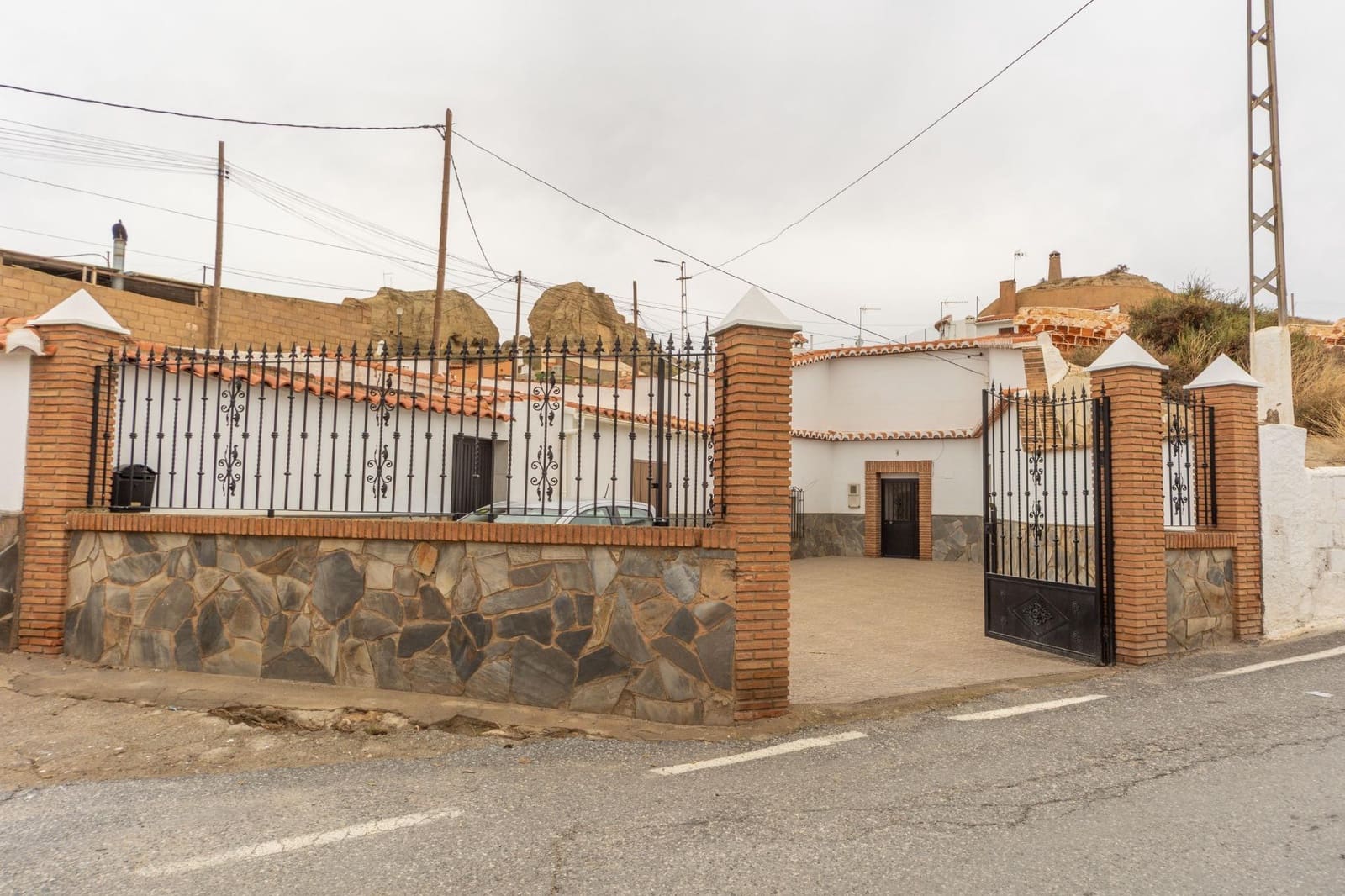 Omakotitalo myytävänä paikassa Guadix - 99 000 € (Ref: 9586560)