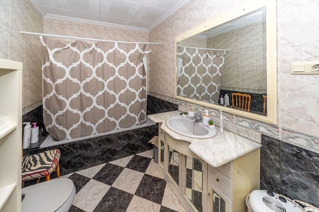 Piso de 4 habitaciones en Guadix en venta - 110.000 € (Ref: 9591359)