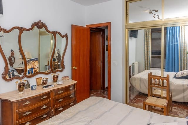 Piso de 4 habitaciones en Guadix en venta - 130.000 € (Ref: 9591360)