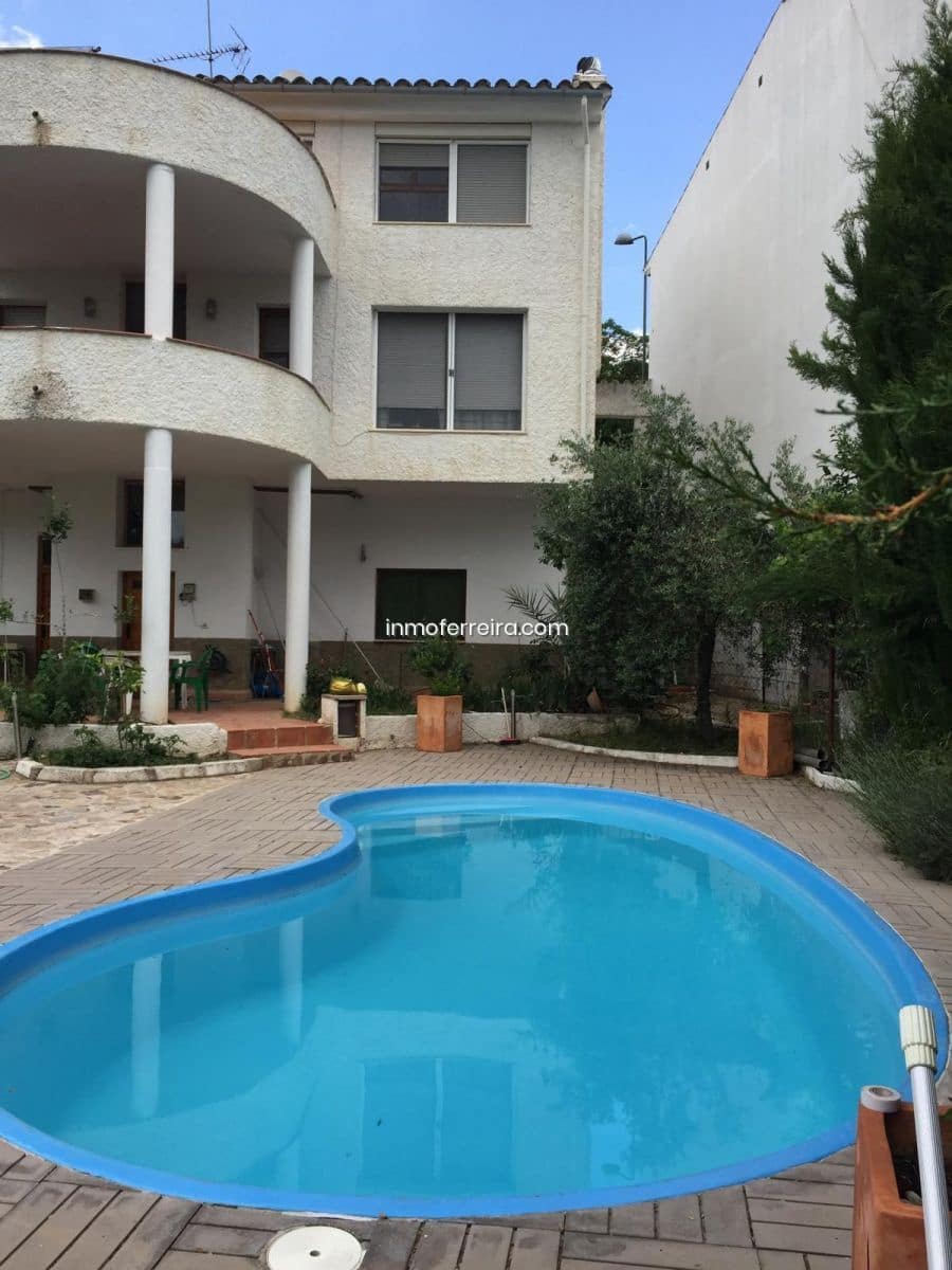 7 bedroom Villa for sale in Siles with pool garage - € 290,000 (Ref: 9695391)