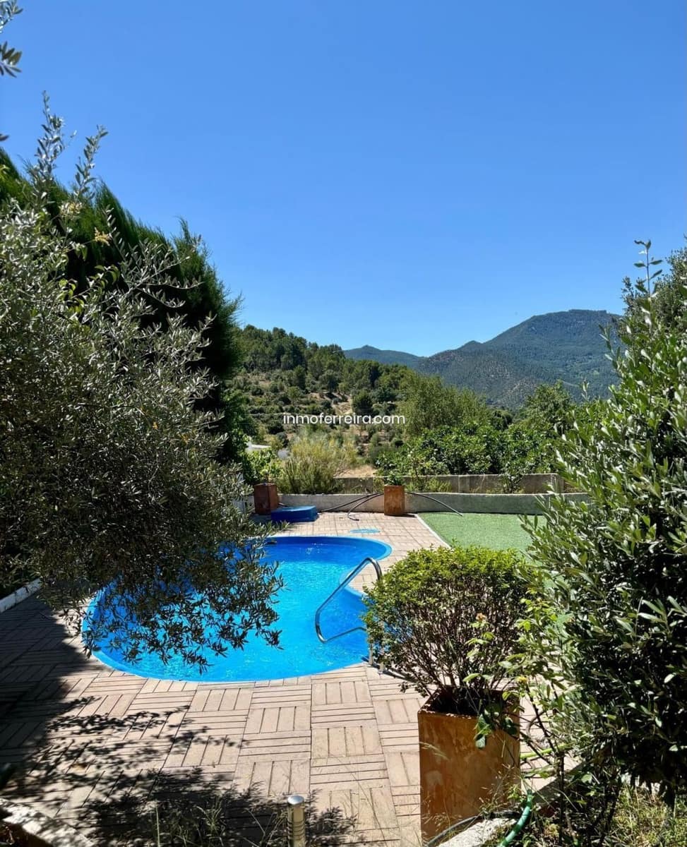 7 bedroom Villa for sale in Siles with pool garage - € 290,000 (Ref: 9695391)