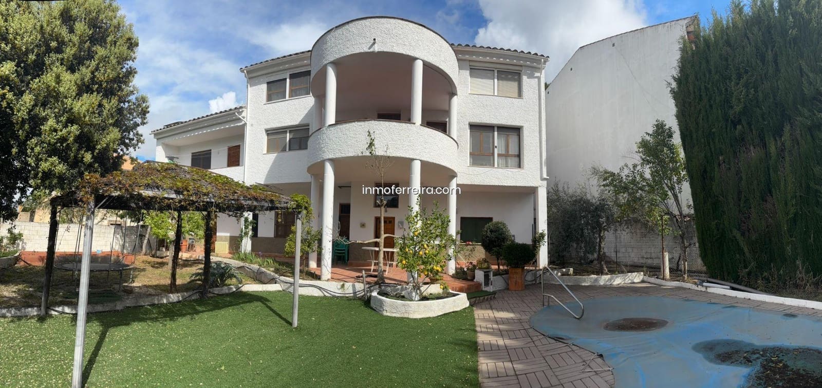 7 bedroom Villa for sale in Siles with pool garage - € 290,000 (Ref: 9695391)