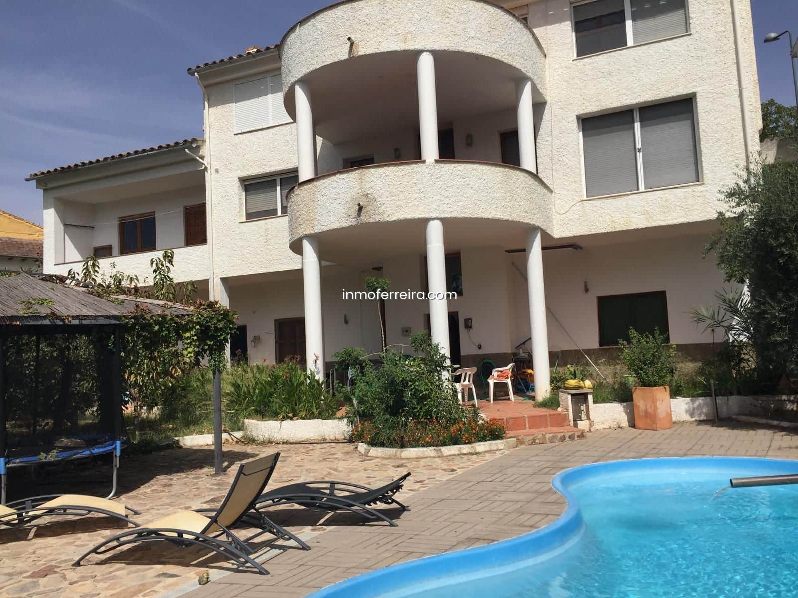 7 bedroom Villa for sale in Siles with pool garage - € 290,000 (Ref: 9695391)