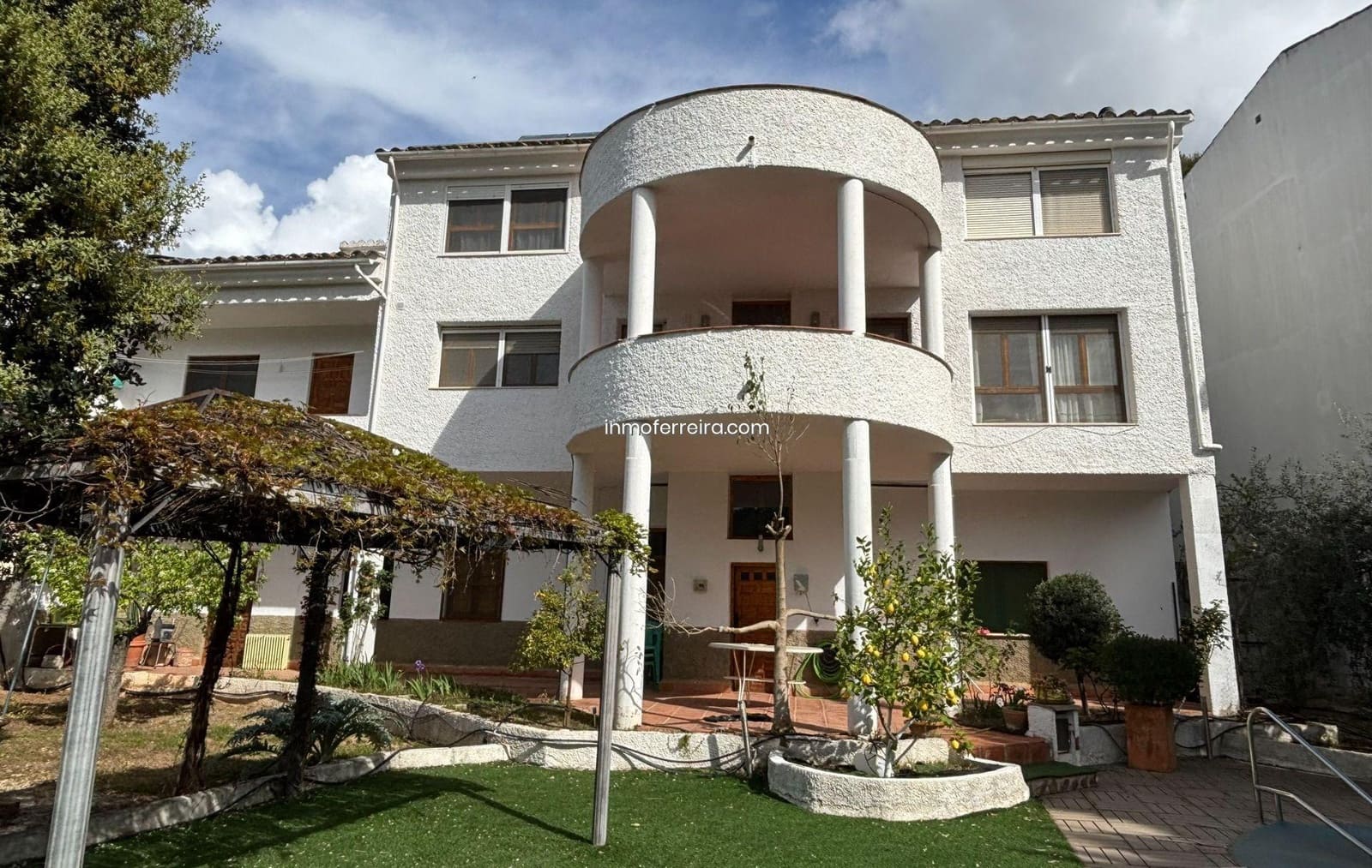 7 bedroom Villa for sale in Siles with pool garage - € 290,000 (Ref: 9695391)