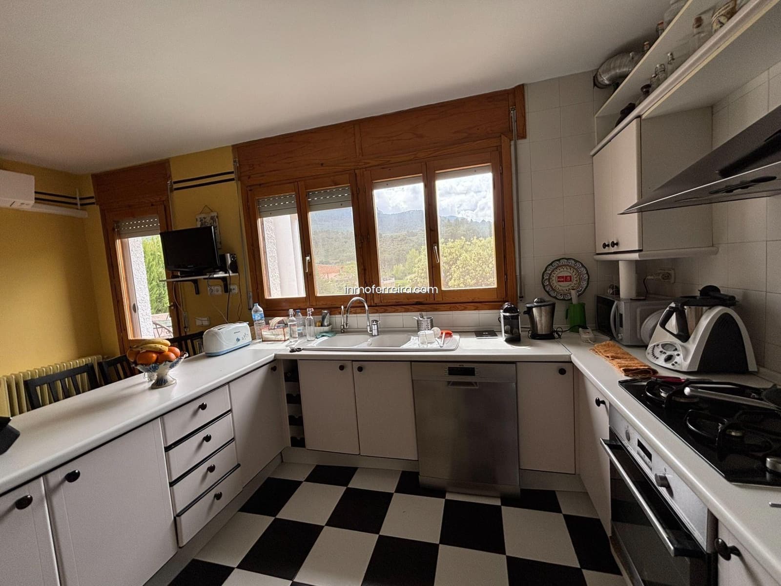 7 bedroom Villa for sale in Siles with pool garage - € 290,000 (Ref: 9695391)