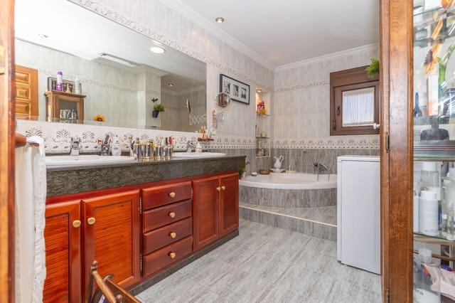 4 soveværelse Villa til salg i Guadix med garage - € 375.000 (Ref: 9712002)