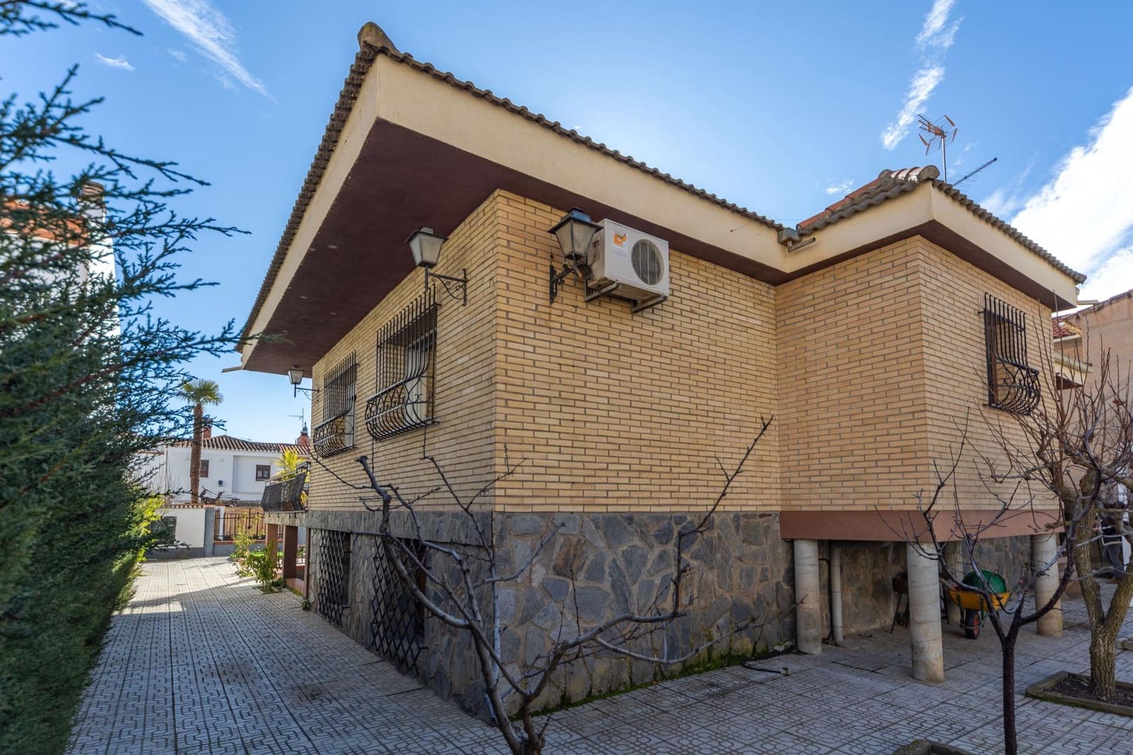 4 soveværelse Villa til salg i Guadix med garage - € 375.000 (Ref: 9712002)