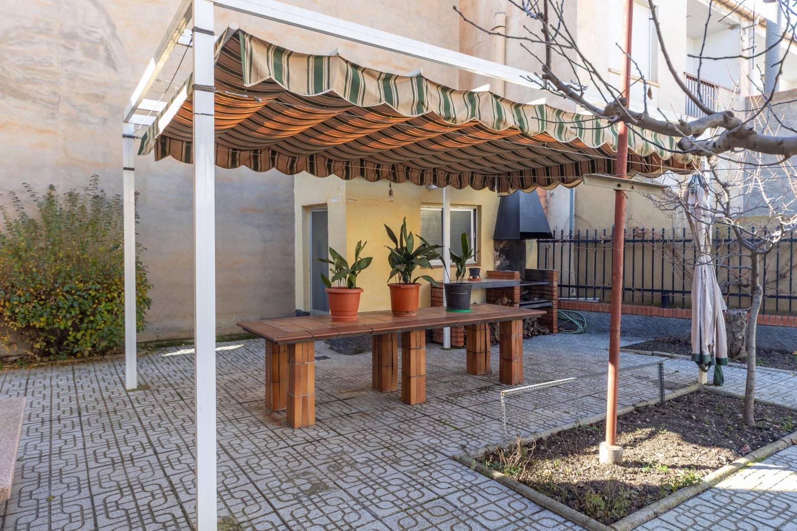 4 soveværelse Villa til salg i Guadix med garage - € 375.000 (Ref: 9712002)