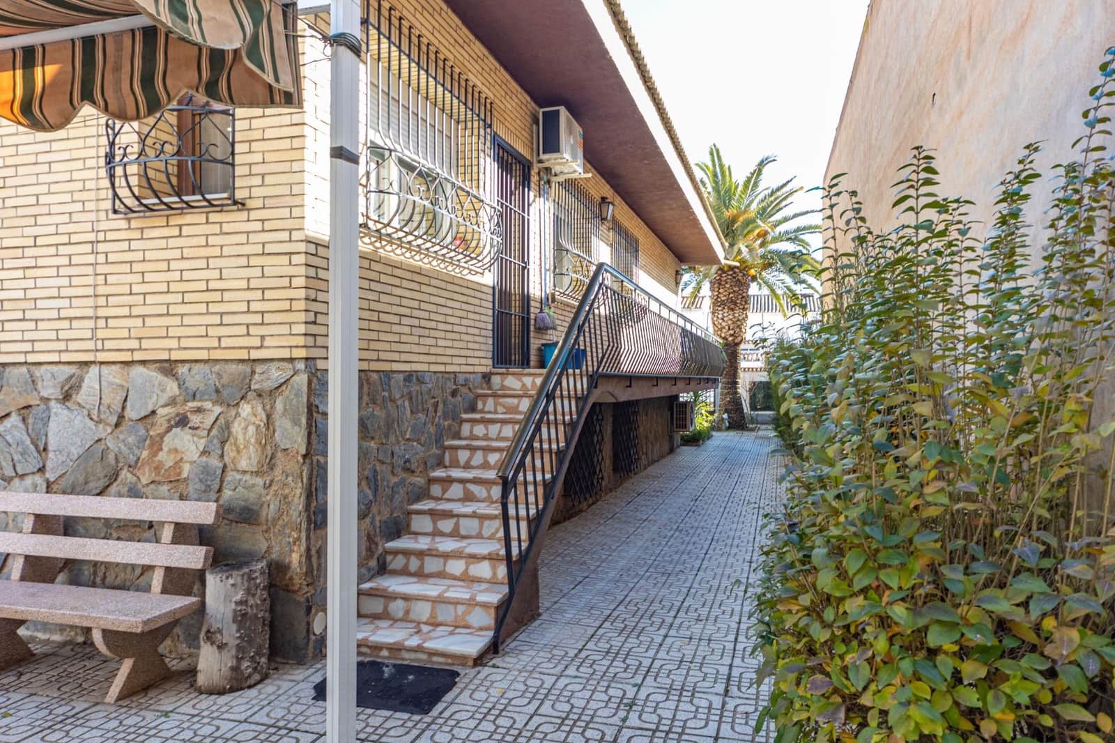 4 soveværelse Villa til salg i Guadix med garage - € 375.000 (Ref: 9712002)