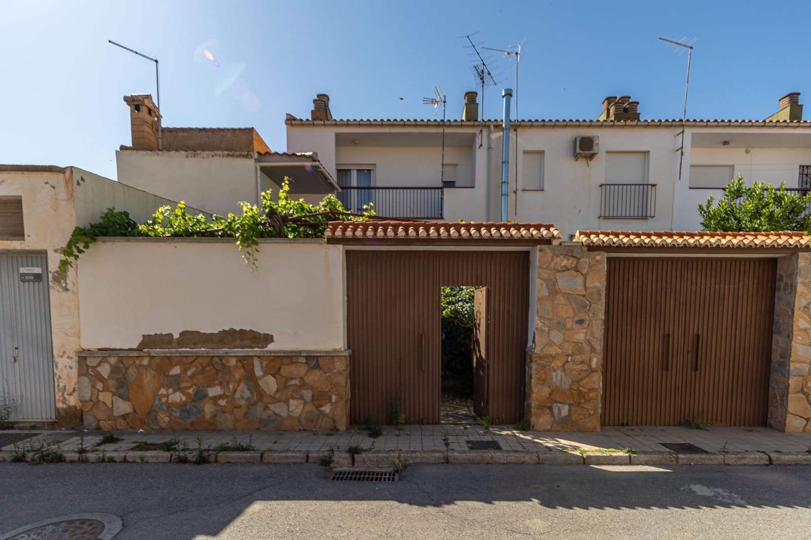 6 Zimmer Reihenhaus zu verkaufen in Guadix mit Garage - 250.000 € (Ref: 9983044)