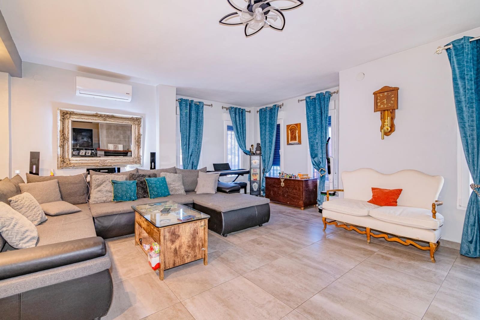 5 bedroom Semi-detached Villa for sale in Peligros with pool garage - € 420,000 (Ref: 10013951)
