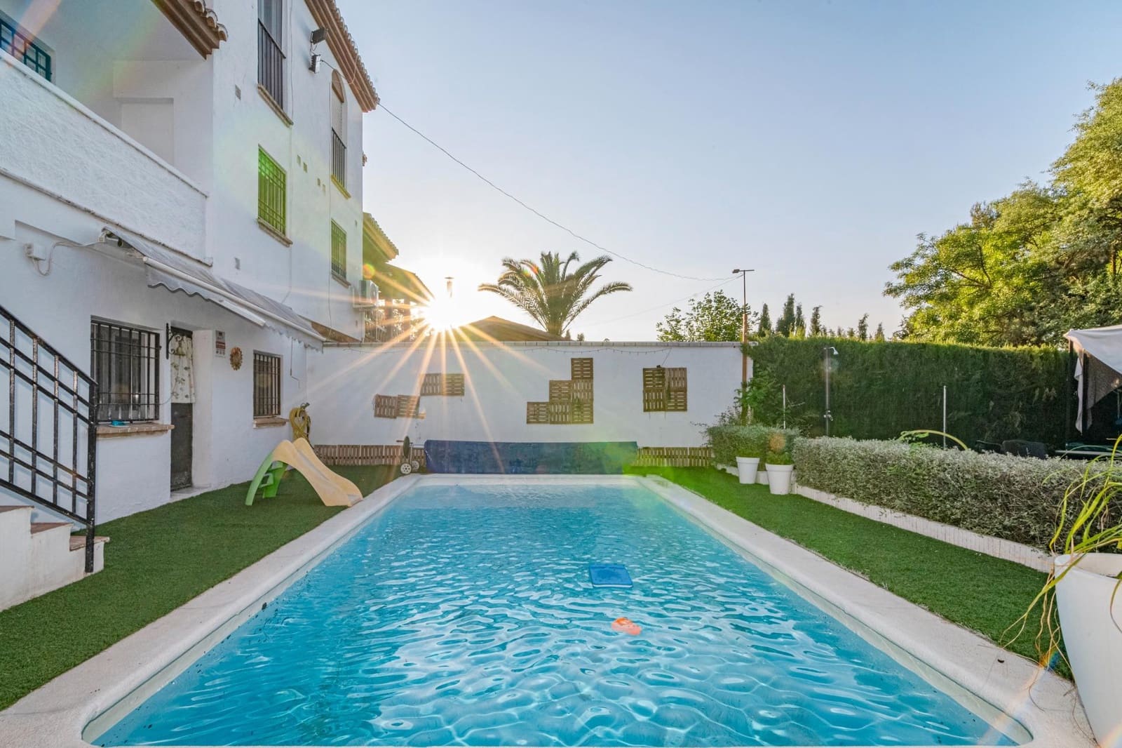 5 bedroom Semi-detached Villa for sale in Peligros with pool garage - € 420,000 (Ref: 10013951)