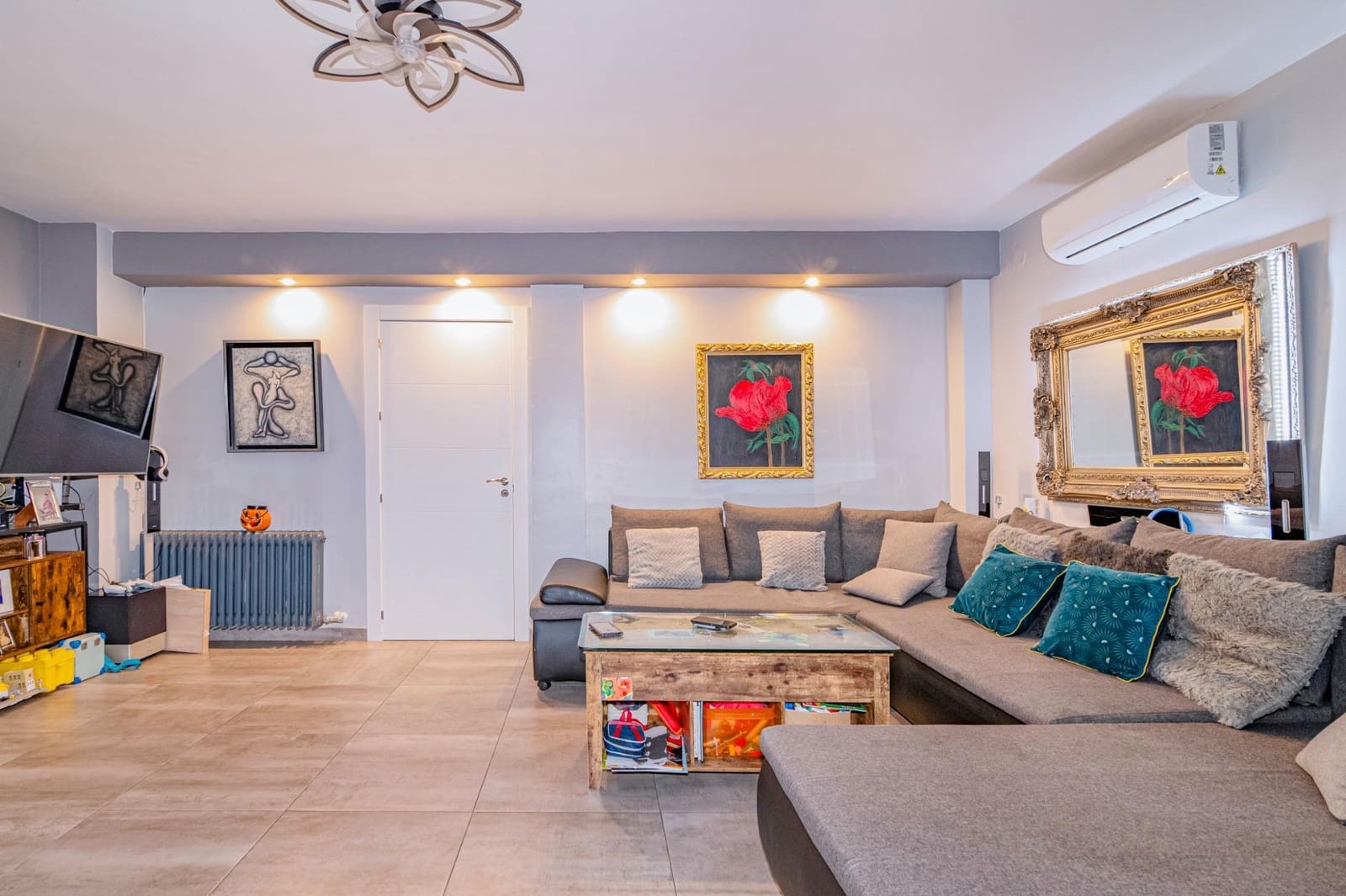 5 bedroom Semi-detached Villa for sale in Peligros with pool garage - € 420,000 (Ref: 10013951)