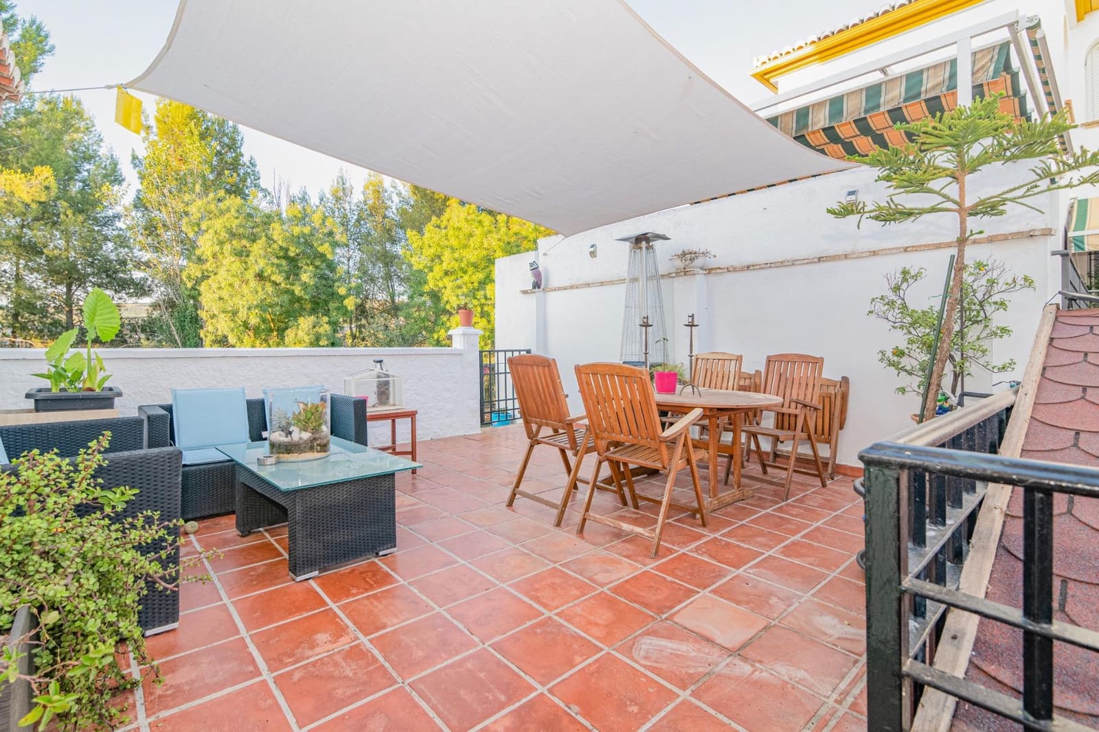 5 bedroom Semi-detached Villa for sale in Peligros with pool garage - € 420,000 (Ref: 10013951)