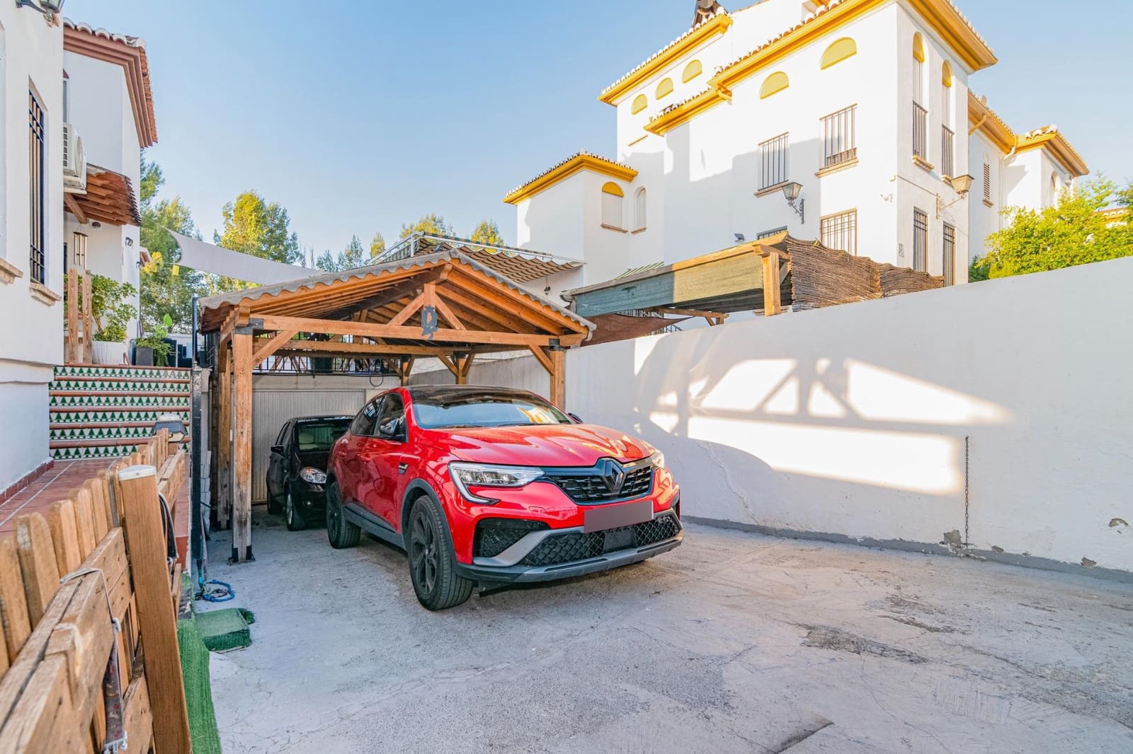 5 bedroom Semi-detached Villa for sale in Peligros with pool garage - € 420,000 (Ref: 10013951)