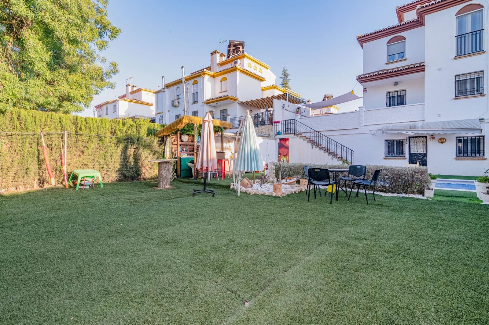 5 bedroom Semi-detached Villa for sale in Peligros with pool garage - € 420,000 (Ref: 10013951)