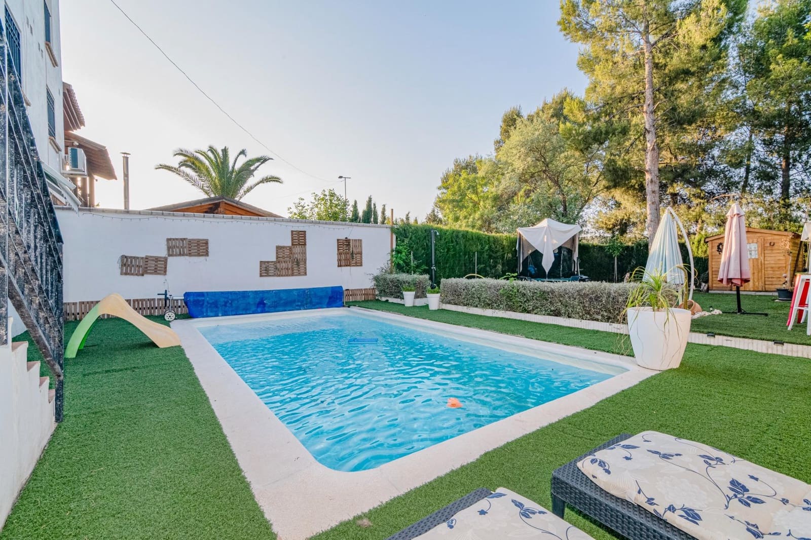 5 bedroom Semi-detached Villa for sale in Peligros with pool garage - € 420,000 (Ref: 10013951)