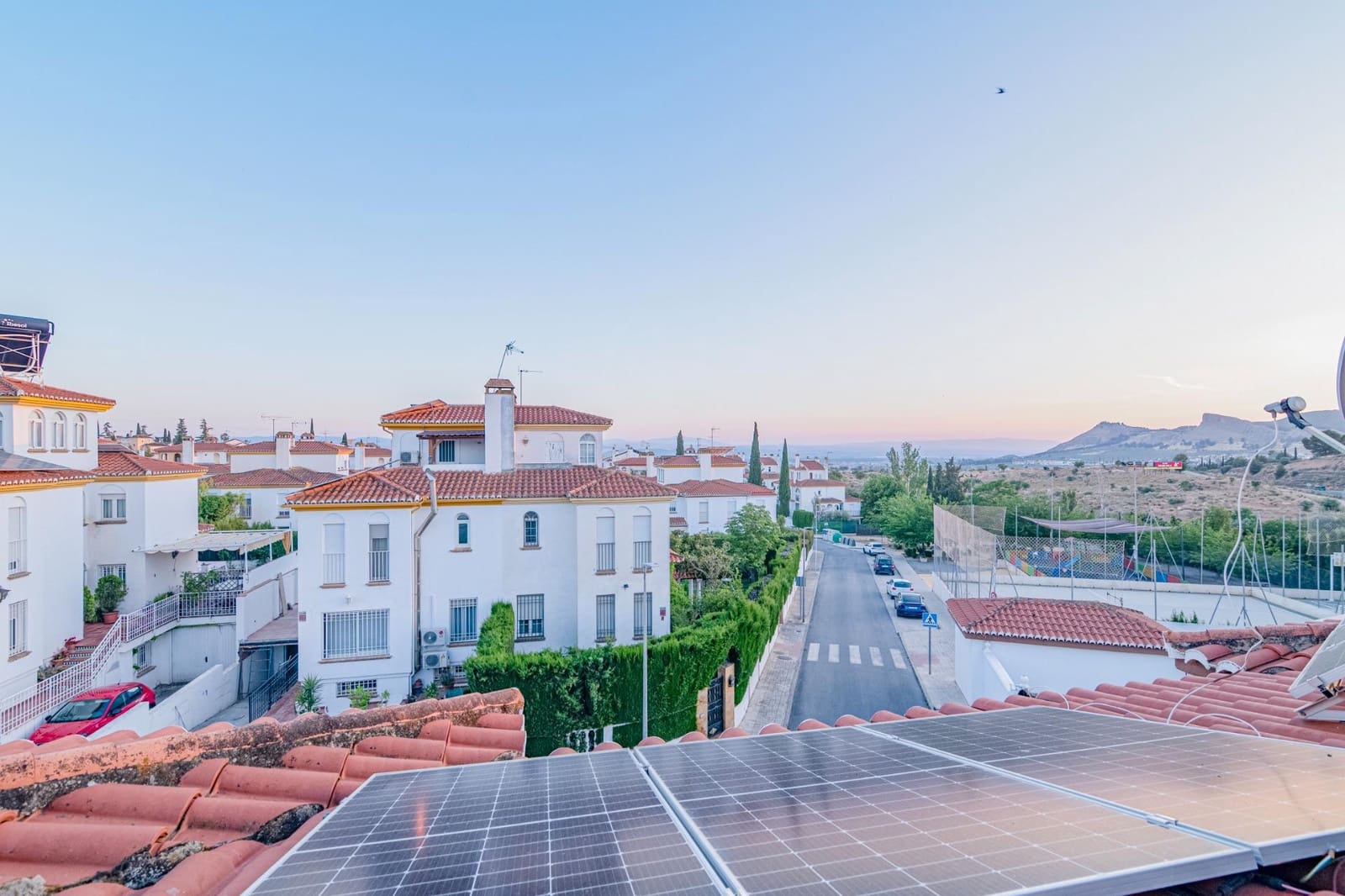 5 bedroom Semi-detached Villa for sale in Peligros with pool garage - € 420,000 (Ref: 10013951)