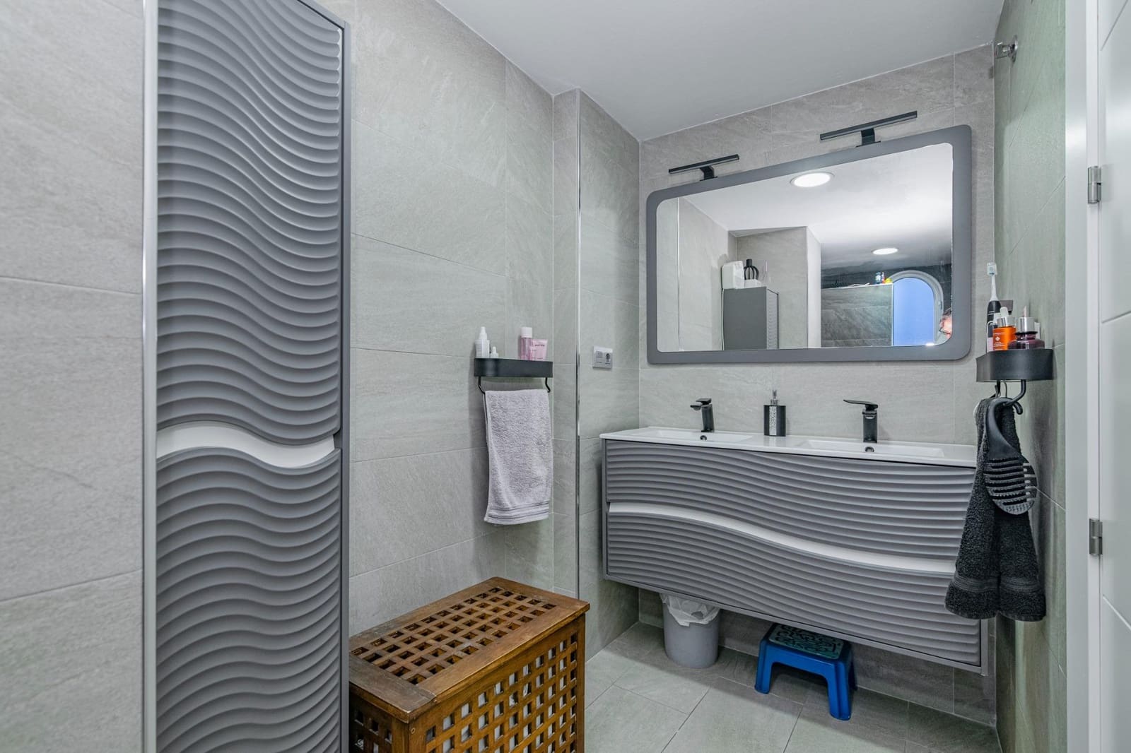 5 bedroom Semi-detached Villa for sale in Peligros with pool garage - € 420,000 (Ref: 10013951)
