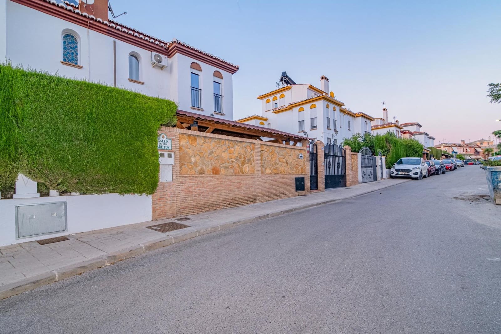 5 bedroom Semi-detached Villa for sale in Peligros with pool garage - € 420,000 (Ref: 10013951)