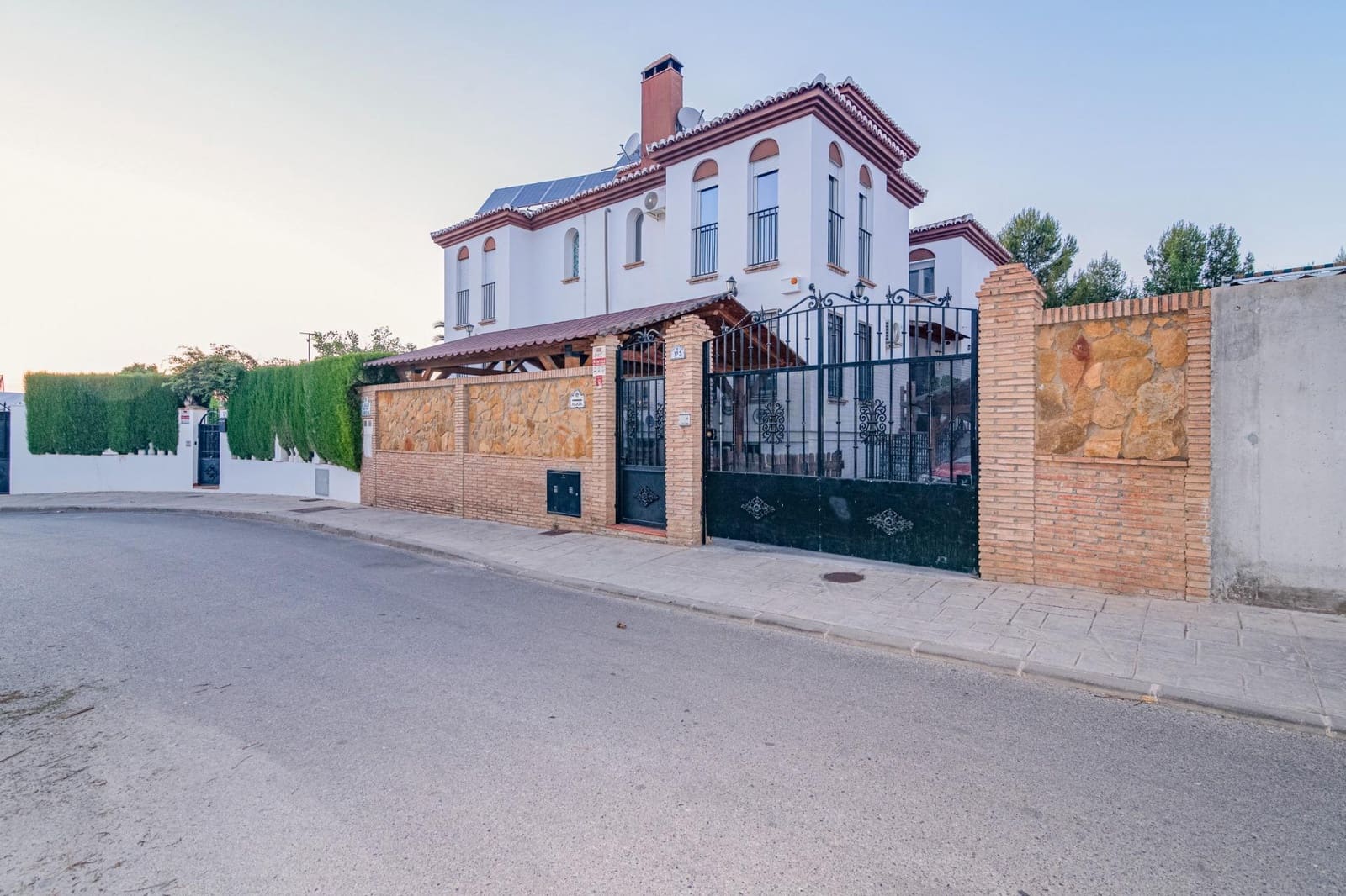 5 bedroom Semi-detached Villa for sale in Peligros with pool garage - € 420,000 (Ref: 10013951)