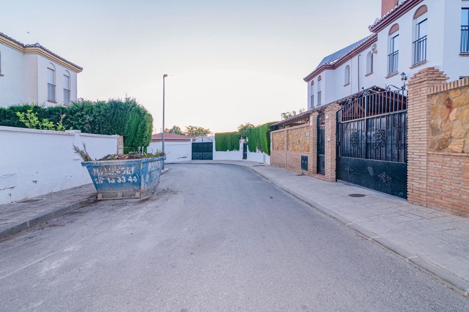 5 bedroom Semi-detached Villa for sale in Peligros with pool garage - € 420,000 (Ref: 10013951)