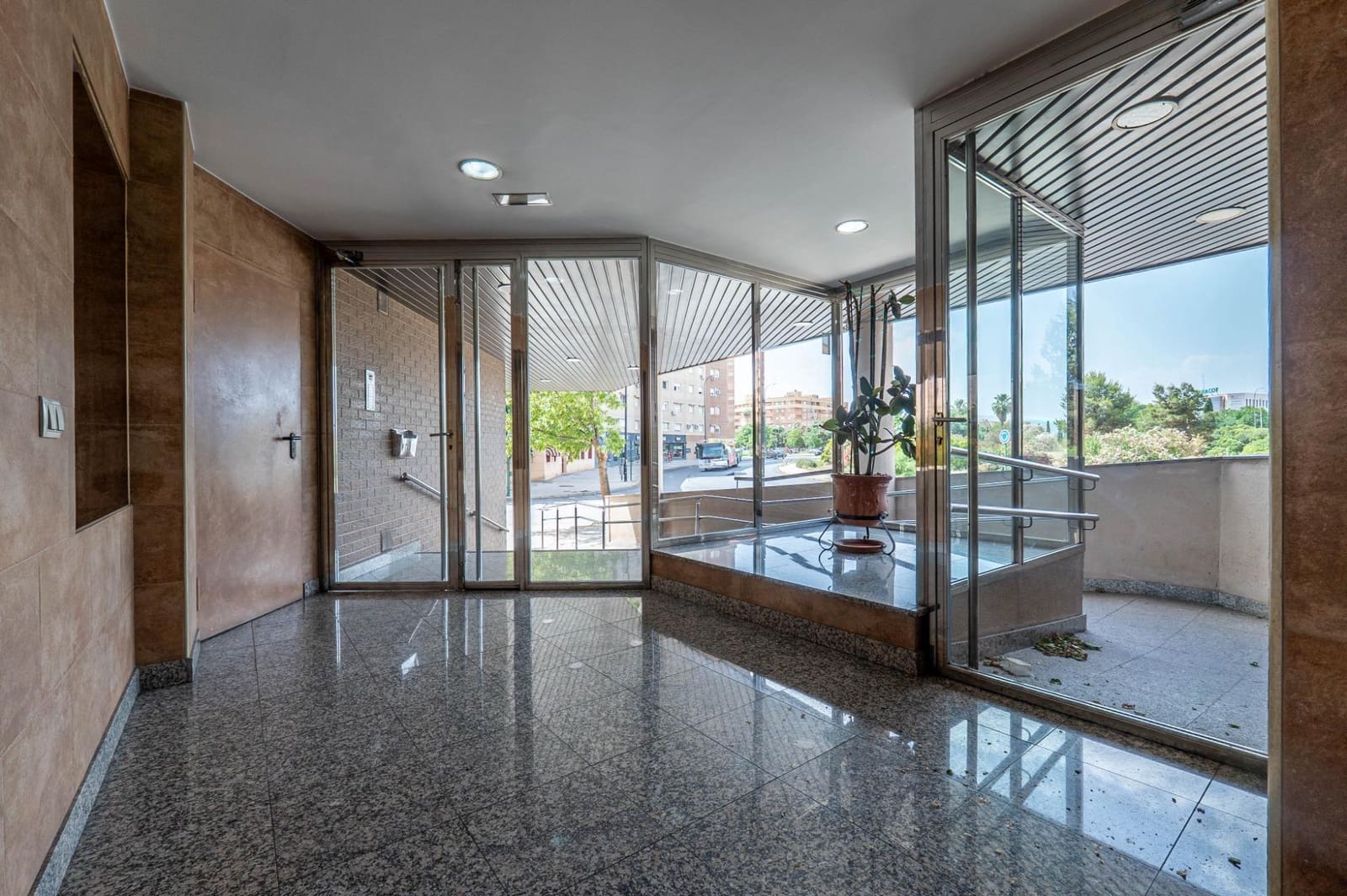 3 Zimmer Wohnung zu verkaufen in Granada Stadt mit Garage - 369.900 € (Ref: 10013953)