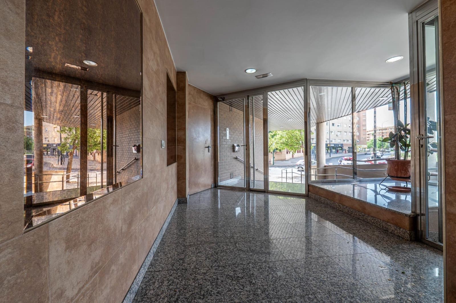 3 Zimmer Wohnung zu verkaufen in Granada Stadt mit Garage - 369.900 € (Ref: 10013953)