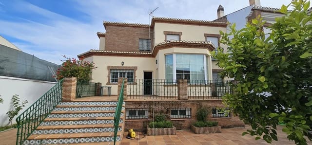 4 bedroom Semi-detached Villa for sale in Santa Fe with pool garage - € 450,000 (Ref: 10013960)