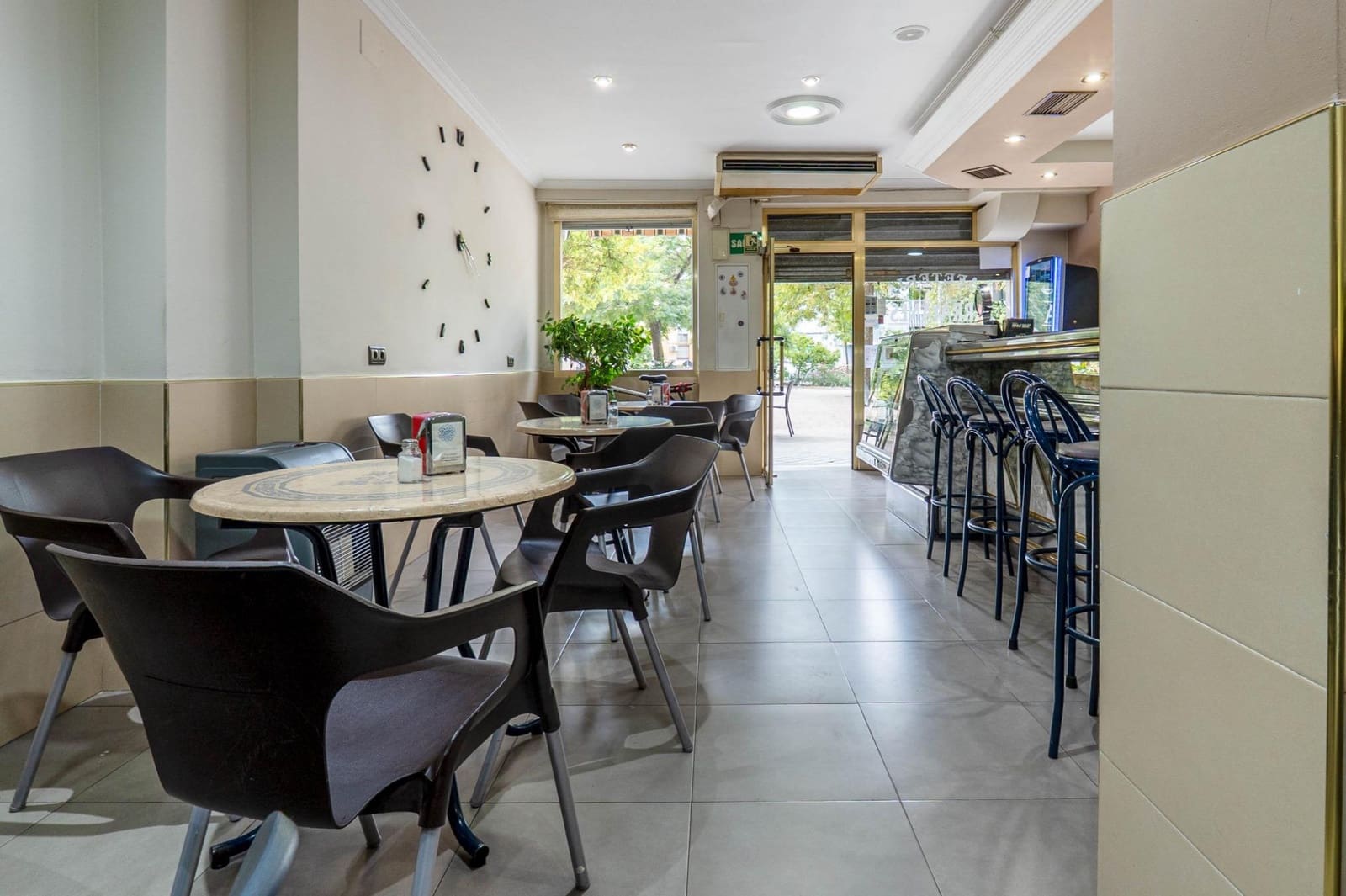 Business for sale in Granada city - € 170,000 (Ref: 10013964)