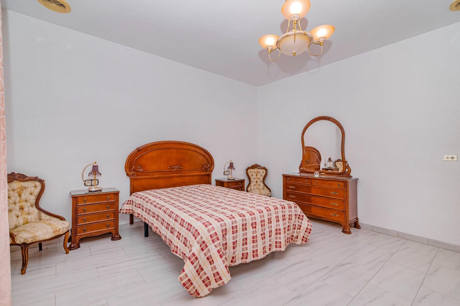 4 sovrum Villa till salu i Vegas del Genil med garage - 380 000 € (Ref: 10013990)