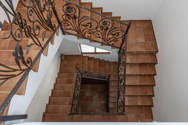 8 bedroom Townhouse for sale in Güéjar Sierra - € 750,000 (Ref: 10014010)