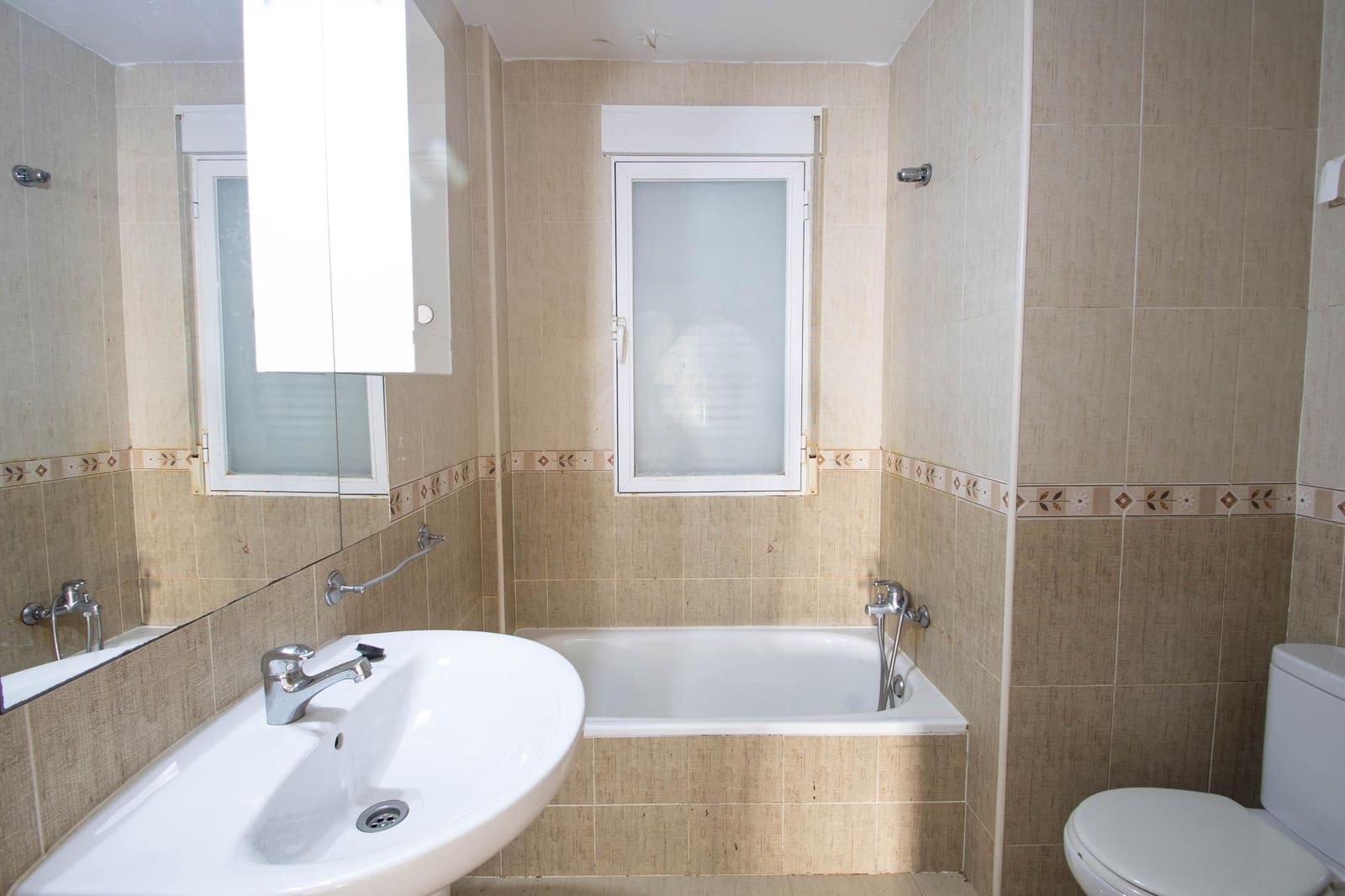 2 bedroom Flat for sale in Las Gabias with garage - € 115,000 (Ref: 10014045)