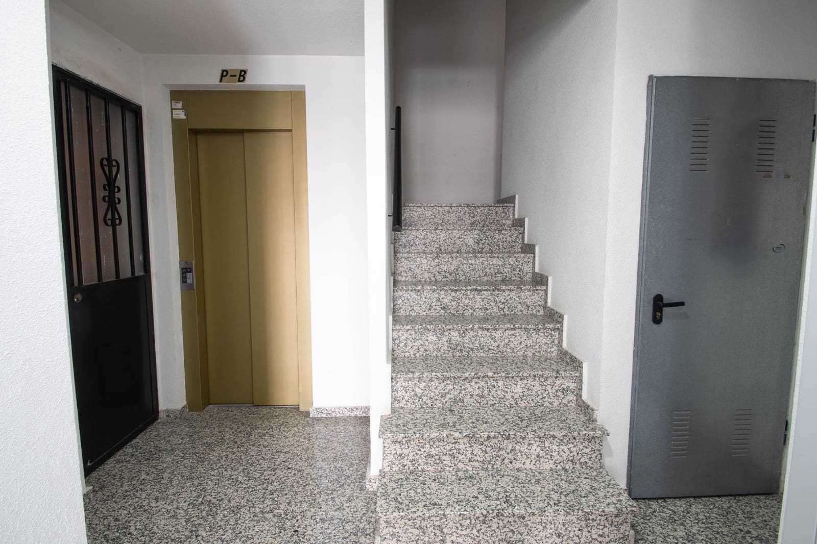 2 bedroom Flat for sale in Las Gabias with garage - € 115,000 (Ref: 10014045)