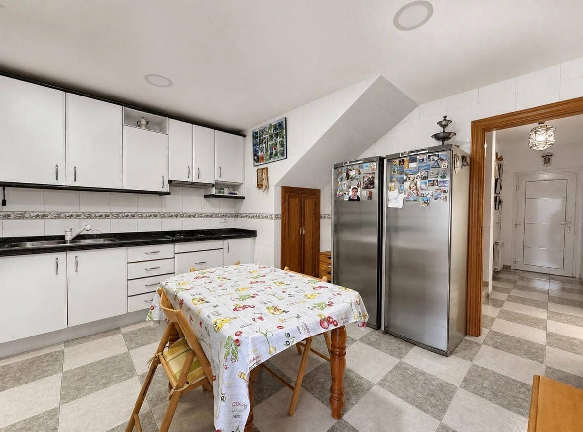3 bedroom Terraced Villa for sale in Fuente Vaqueros with garage - € 165,000 (Ref: 10014050)