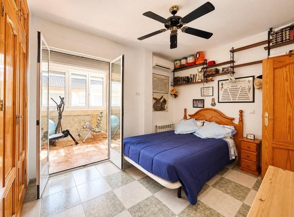 3 bedroom Terraced Villa for sale in Fuente Vaqueros with garage - € 165,000 (Ref: 10014050)