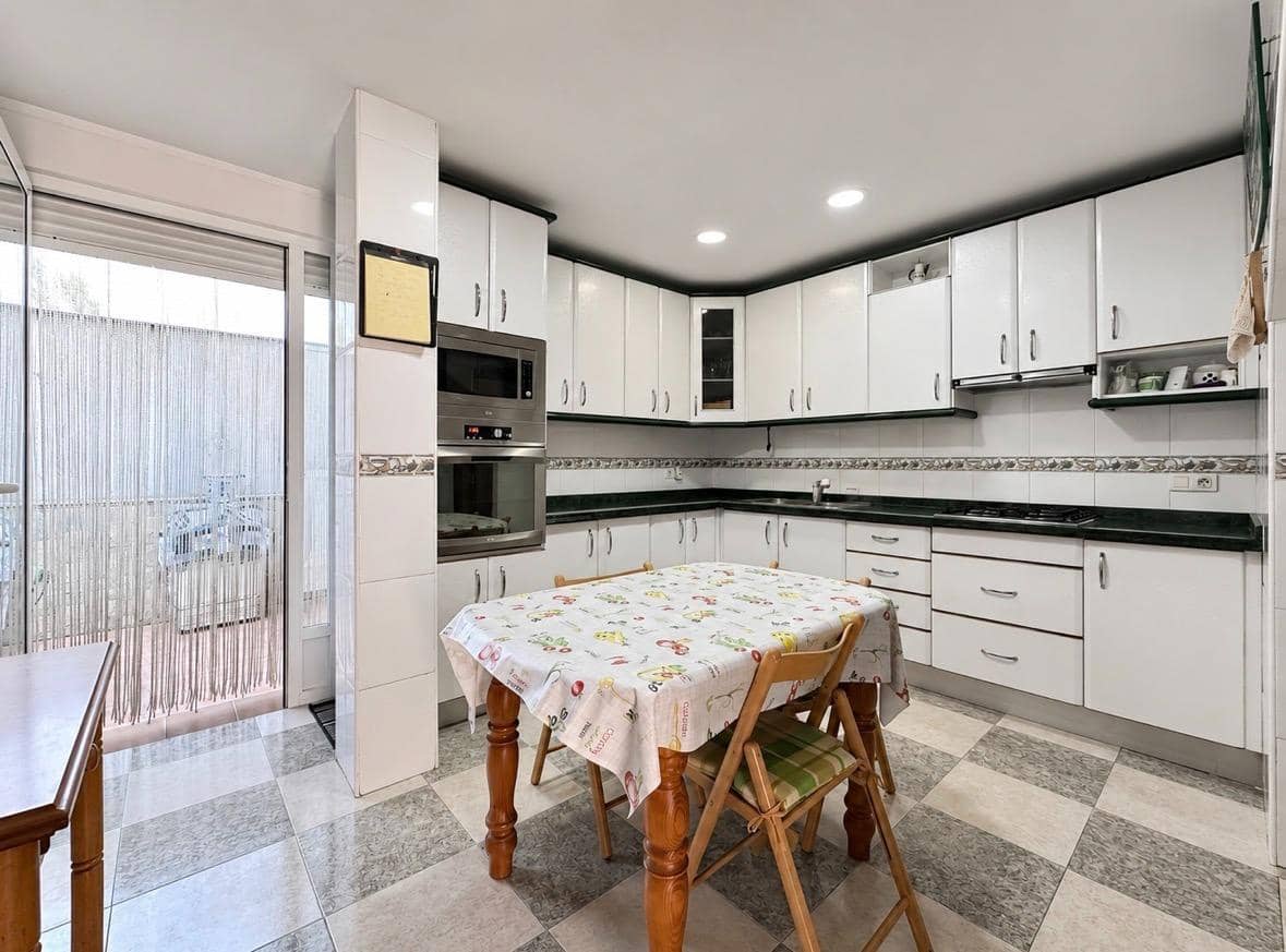 3 bedroom Terraced Villa for sale in Fuente Vaqueros with garage - € 165,000 (Ref: 10014050)