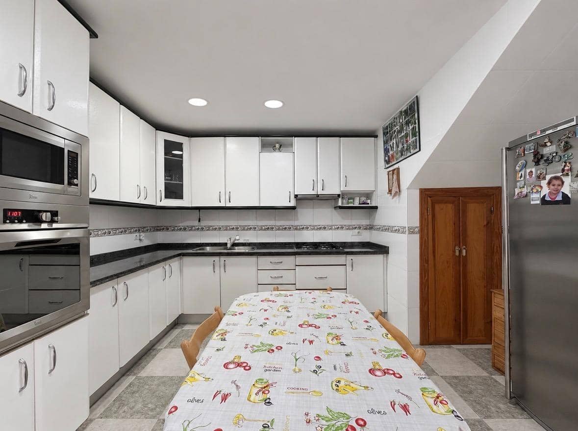 3 bedroom Terraced Villa for sale in Fuente Vaqueros with garage - € 165,000 (Ref: 10014050)