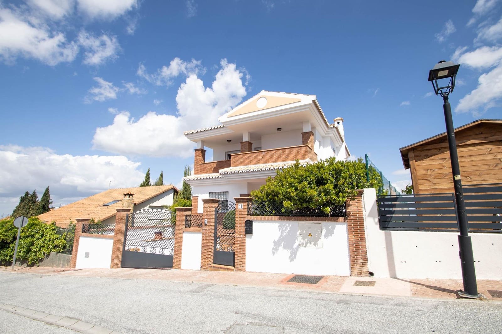 4 bedroom Villa for sale in Nivar with pool garage - € 349,000 (Ref: 10014051)