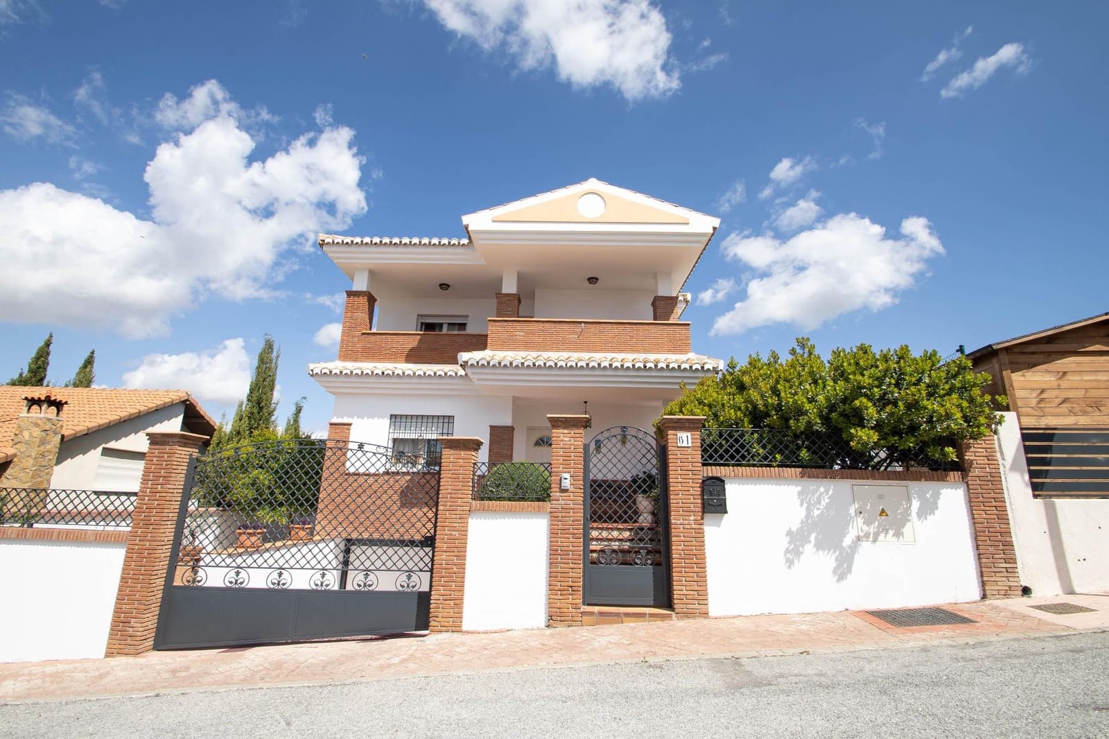 4 bedroom Villa for sale in Nivar with pool garage - € 349,000 (Ref: 10014051)