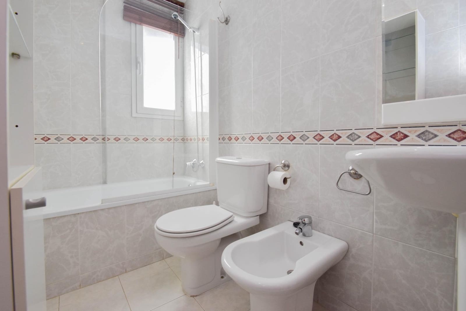 3 slaapkamer Flat te koop in Granada stad met zwembad - € 295.000 (Ref: 10014074)