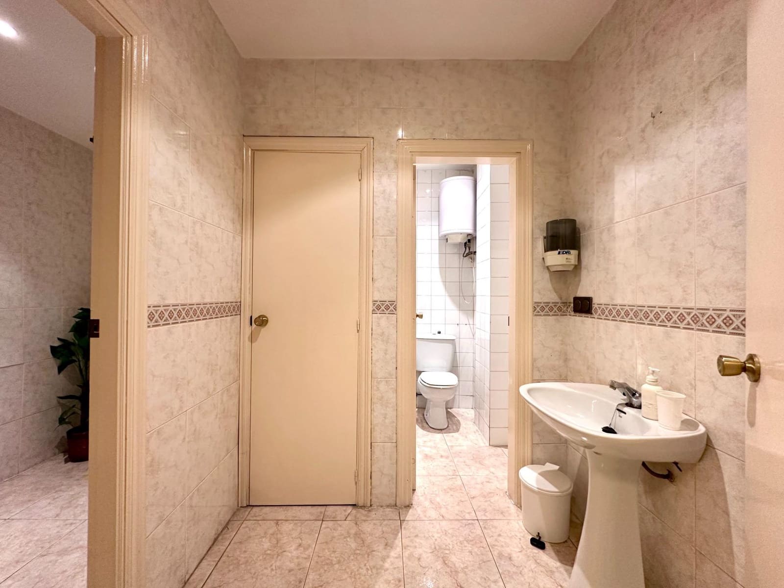 Comercial para venda em Granada cidade - 150 000 € (Ref: 10014075)