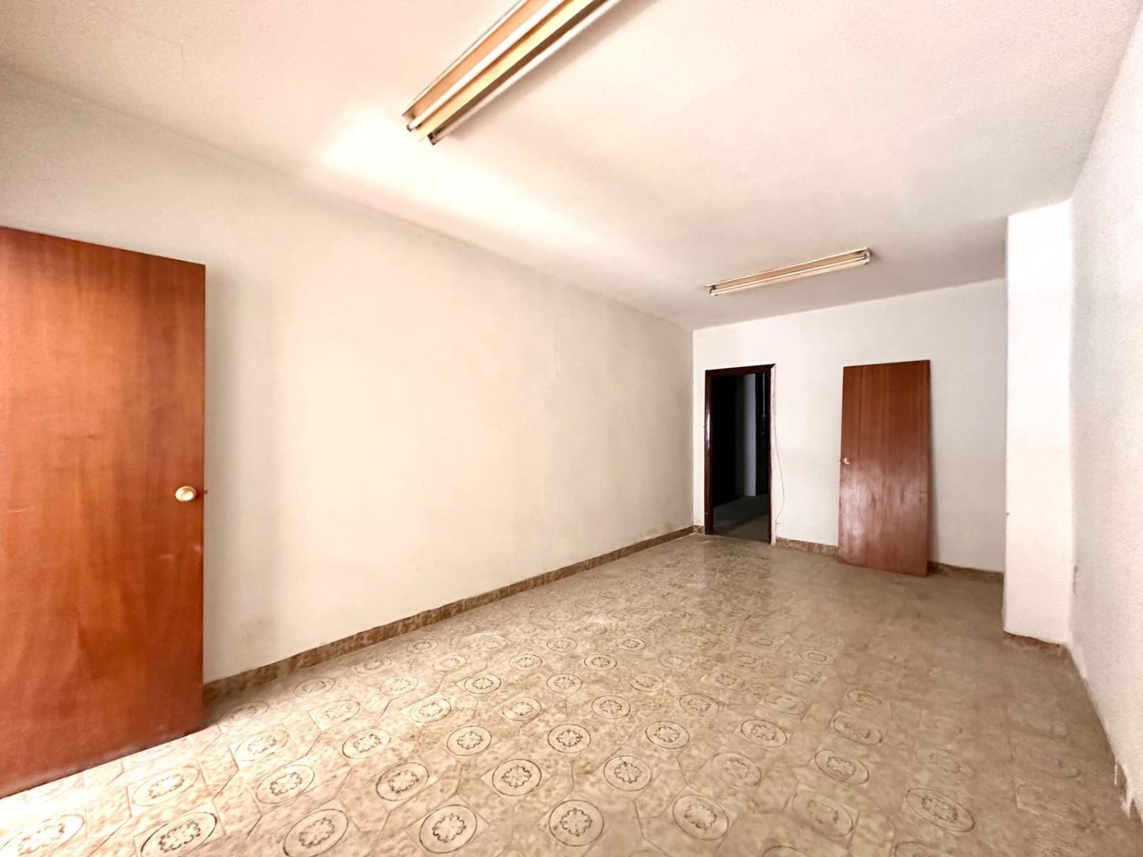 Commercial for sale in Granada city - € 150,000 (Ref: 10014076)