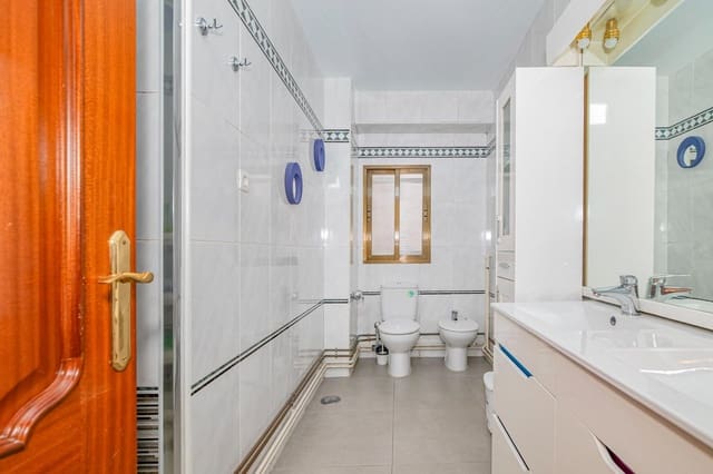 4 bedroom Flat for sale in Granada city - € 300,000 (Ref: 10014077)