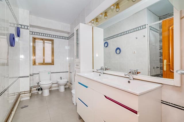 4 bedroom Flat for sale in Granada city - € 300,000 (Ref: 10014077)