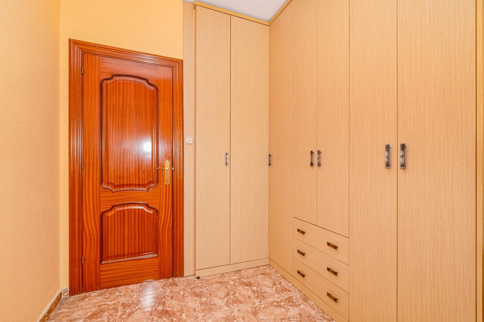 4 bedroom Flat for sale in Granada city - € 300,000 (Ref: 10014077)