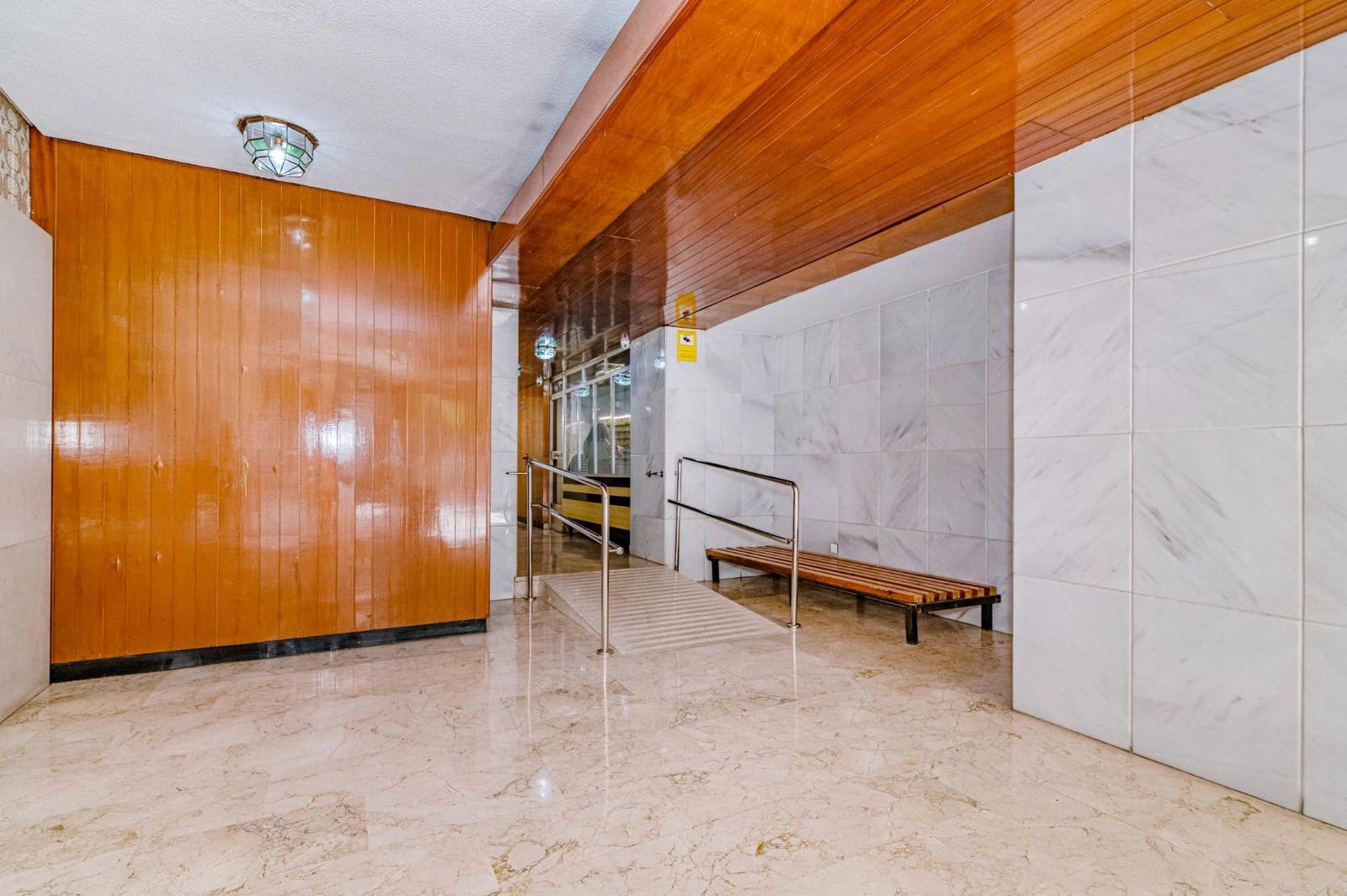 4 bedroom Flat for sale in Granada city - € 300,000 (Ref: 10014077)