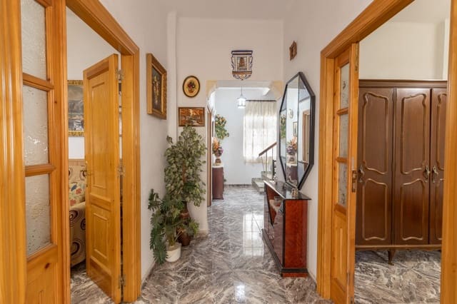 6 bedroom Townhouse for sale in Otura with garage - € 259,900 (Ref: 10014088)