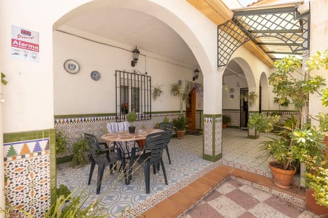 6 bedroom Townhouse for sale in Otura with garage - € 259,900 (Ref: 10014088)